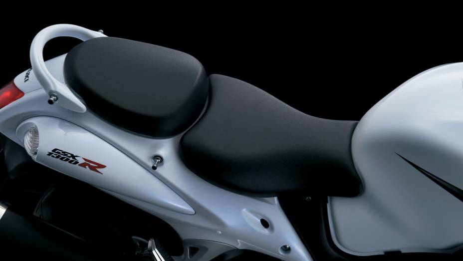 A Suzuki Hayabusa 2013 está equipada com o conhecido motor de quatro cilindros de 1.340 cm³ que desenvolve 197 cavalos de potência | <a href="https://preprod.quatrorodas.abril.com.br/moto/noticias/suzuki-hayabusa-2013-chega-ao-brasil-abs-751353.shtml" rel="migration">Leia mais</a>