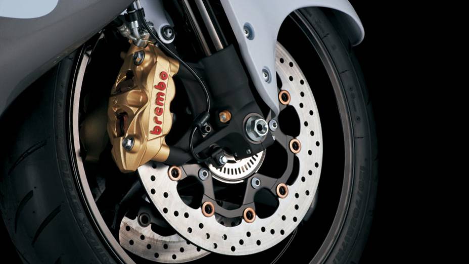 A grande novidade no modelo é, obviamente, a presença de freio que evita o travamento das rodas com pinças monobloco de montagem radial da marca Brembo | <a href="https://preprod.quatrorodas.abril.com.br/moto/noticias/suzuki-hayabusa-2013-chega-ao-brasil-abs-75135" rel="migration"></a>