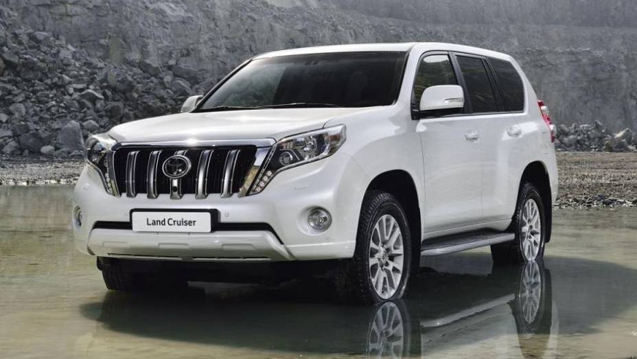 A Toyota exibiu fotos e divulgou informações oficiais sobre o modelo 2014 do SUV Land Cruiser | <a href="https://preprod.quatrorodas.abril.com.br/saloes/frankfurt/2013/toyota-land-cruiser-751783.shtml" rel="migration">Leia mais</a>