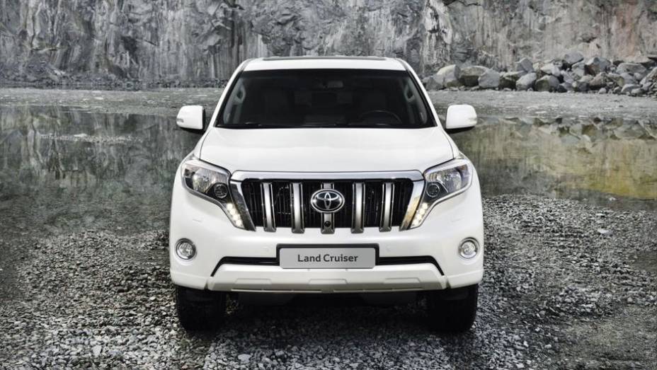 Sem alterações mecânicas, o destaque do novo Land Cruiser é o design dos faróis, agora no formato de "lágrima" | <a href="https://preprod.quatrorodas.abril.com.br/saloes/frankfurt/2013/toyota-land-cruiser-751783.shtml" rel="migration">Leia mais</a>