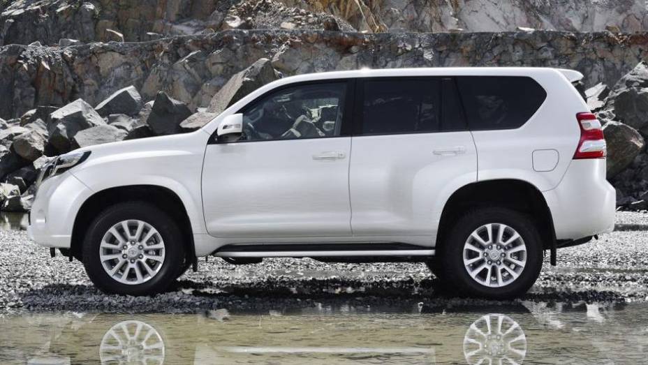 Com as alterações, a Toyota informa que o comprimento do modelo aumentou em 2 centímetros | <a href="https://preprod.quatrorodas.abril.com.br/saloes/frankfurt/2013/toyota-land-cruiser-751783.shtml" rel="migration">Leia mais</a>