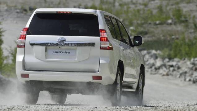 As opções de motorização são as mesmas do Land Cruiser anterior: 4.0 V6 a gasolina e 3.0 turbodiesel | <a href="https://preprod.quatrorodas.abril.com.br/saloes/frankfurt/2013/toyota-land-cruiser-751783.shtml" rel="migration">Leia mais</a> As opções de motorização são as mesmas do Land Cruiser anterior: 4.0 V6 a gasolina e 3.0 turbodiesel | <a href="https://preprod.quatrorodas.abril.com.br/saloes/frankfurt/2013/toyota-land-cruiser-751783.shtml" rel="migration">Leia mais</a>