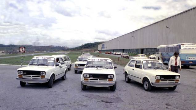 Álcool - Um dos principais pioneirismos da Fiat no Brasil surgiu em 1979, o primeiro carro de série movido a álcool, numa versão do motor 1.3 do 147. Álcool - Um dos principais pioneirismos da Fiat no Brasil surgiu em 1979, o primeiro carro de série movido a álcool, numa versão do motor 1.3 do 147.