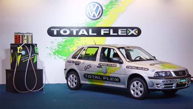 Flex - Introduzido pela Volkswagen em 2003, o motor flex bebe álcool, gasolina ou qualquer mistura dos dois. Deu vigor extra ao campeão Gol e virou padrão do mercado. Flex - Introduzido pela Volkswagen em 2003, o motor flex bebe álcool, gasolina ou qualquer mistura dos dois. Deu vigor extra ao campeão Gol e virou padrão do mercado.