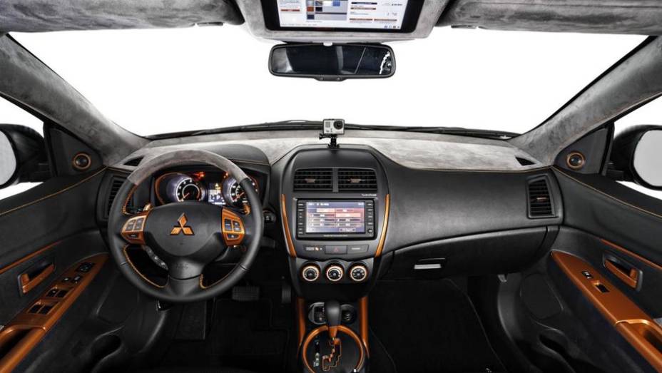 ...cabine com revestimento em couro de dois tons e suporte para iPad logo acima do retrovisor interno | <a href="https://preprod.quatrorodas.abril.com.br/noticias/fabricantes/mitsubishi-mostra-outlander-summer-winter-editions-751676.shtml" rel="migration">Leia mais</a>