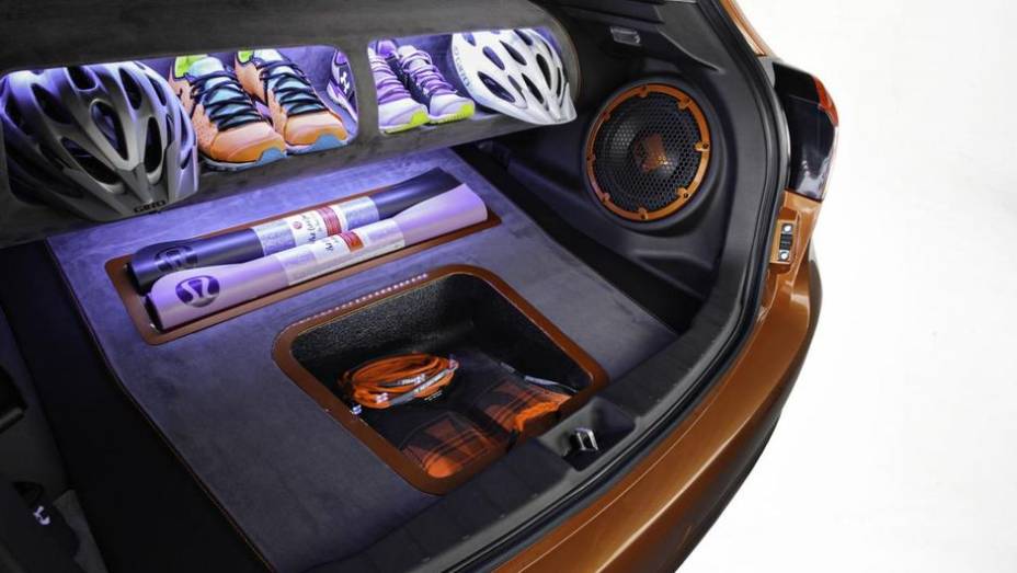 O porta-malas &eacute; modificado, com alguns compartimentos | <a href="https://preprod.quatrorodas.abril.com.br/noticias/fabricantes/mitsubishi-mostra-outlander-summer-winter-editions-751676.shtml" rel="migration">Leia mais</a>