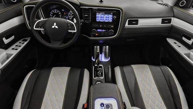 O revestimento interno é em couro e suede, com costura contrastante amarela, enquanto a manopla de câmbio se assemelha à de um ski | <a href="https://preprod.quatrorodas.abril.com.br/noticias/fabricantes/mitsubishi-mostra-outlander-summer-winter-editions-751676.sh" rel="migration"></a> O revestimento interno é em couro e suede, com costura contrastante amarela, enquanto a manopla de câmbio se assemelha à de um ski | <a href="https://preprod.quatrorodas.abril.com.br/noticias/fabricantes/mitsubishi-mostra-outlander-summer-winter-editions-751676.sh" rel="migration"></a>