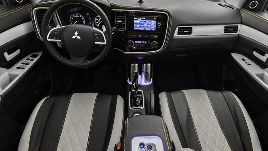 O revestimento interno &eacute; em couro e suede, com costura contrastante amarela, enquanto a manopla de c&acirc;mbio se assemelha &agrave; de um ski | <a href="https://preprod.quatrorodas.abril.com.br/noticias/fabricantes/mitsubishi-mostra-outlander-summer-winter-editions-751676.sh" rel="migration"></a>
