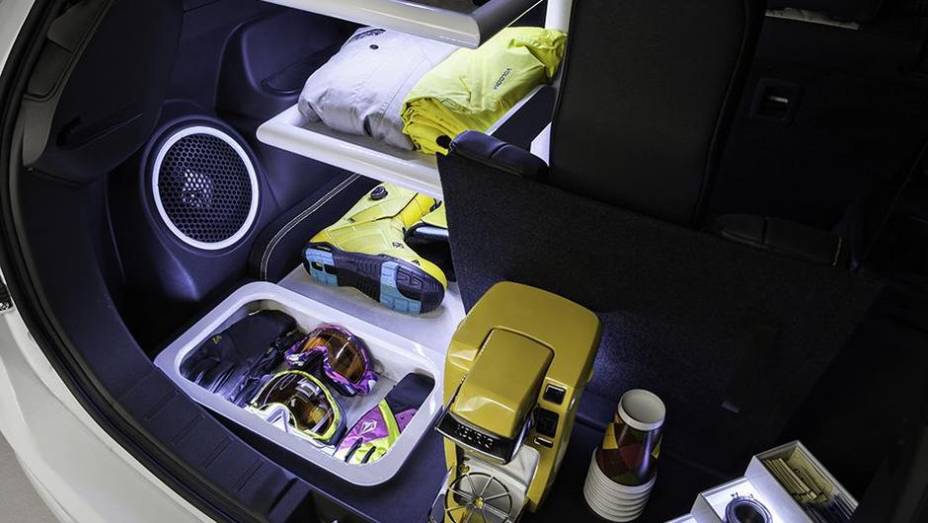 Uma m&aacute;quina de caf&eacute; tamb&eacute;m comp&otilde;e o conjunto | <a href="https://preprod.quatrorodas.abril.com.br/noticias/fabricantes/mitsubishi-mostra-outlander-summer-winter-editions-751676.shtml" rel="migration">Leia mais</a>