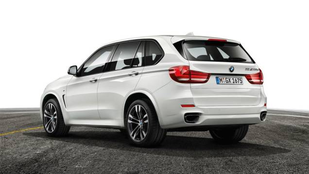 Tendo em conta este é um modelo de desempenho da divisão Motorsport, o X5 M50d está equipado com suspensão adaptativa | <a href="https://preprod.quatrorodas.abril.com.br/noticias/fabricantes/bmw-lanca-x5-m50d-2014-752000.shtml" rel="migration">Leia mais</a> Tendo em conta este é um modelo de desempenho da divisão Motorsport, o X5 M50d está equipado com suspensão adaptativa | <a href="https://preprod.quatrorodas.abril.com.br/noticias/fabricantes/bmw-lanca-x5-m50d-2014-752000.shtml" rel="migration">Leia mais</a>