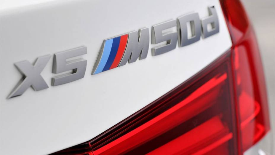 Detalhe do BMW X5 M50d | <a href="https://preprod.quatrorodas.abril.com.br/noticias/fabricantes/bmw-lanca-x5-m50d-2014-752000.shtml" rel="migration">Leia mais</a>