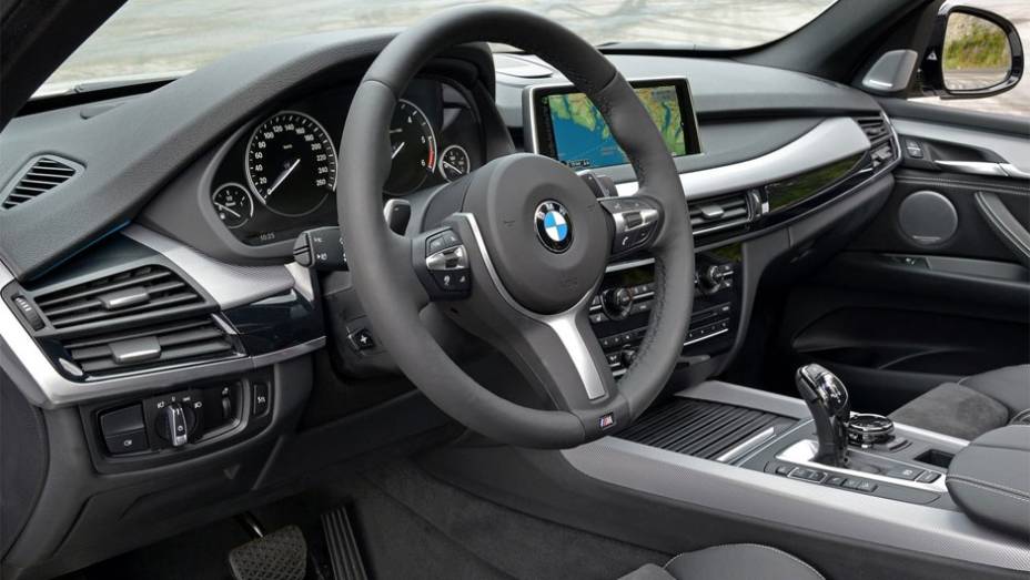 Interior do BMW X5 M50d | <a href="https://preprod.quatrorodas.abril.com.br/noticias/fabricantes/bmw-lanca-x5-m50d-2014-752000.shtml" rel="migration">Leia mais</a>