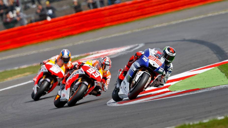 Corrida contou com final emocionante neste domingo (01) | <a href="https://preprod.quatrorodas.abril.com.br/moto/noticias/motogp-lorenzo-bate-marquez-silverstone-752002.shtml" rel="migration">Leia mais</a>