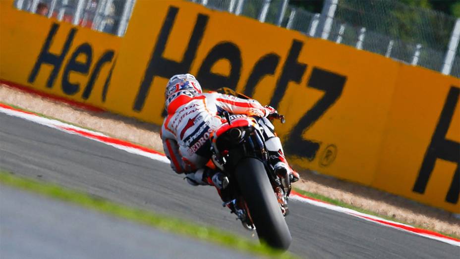 Dani Pedrosa, que terminou em terceiro, não conseguiu manter o ritmo forte e lutar pela vitória | <a href="https://preprod.quatrorodas.abril.com.br/moto/noticias/motogp-lorenzo-bate-marquez-silverstone-752002.shtml" rel="migration">Leia mais</a>