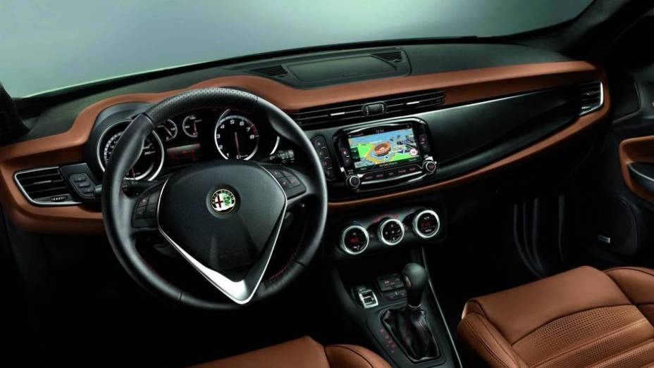 Por dentro tamb&eacute;m h&aacute; altera&ccedil;&otilde;es, como o sistema multim&iacute;dia Uconnect, com op&ccedil;&otilde;es de tela de 5 ou 6,5 polegadas. H&aacute; novos tipos de revestimento e acabamento, bem como novo design do volante | <a href="https://preprod.quatrorodas.abril.com.br/saloes/frankfurt/2013/al" rel="migration"></a>
