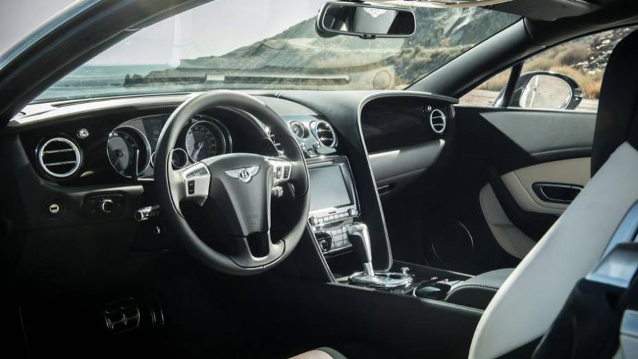 Vale lembrar que o GT V8 convencional tem marcas um pouco piores: 4,8s e 303 km/h, respectivamente. Já o GT V8 S conversível obteve 4,7s e 308 km/h nos mesmos testes | <a href="https://preprod.quatrorodas.abril.com.br/saloes/frankfurt/2013/bentley-continental-gt-v" rel="migration"></a>