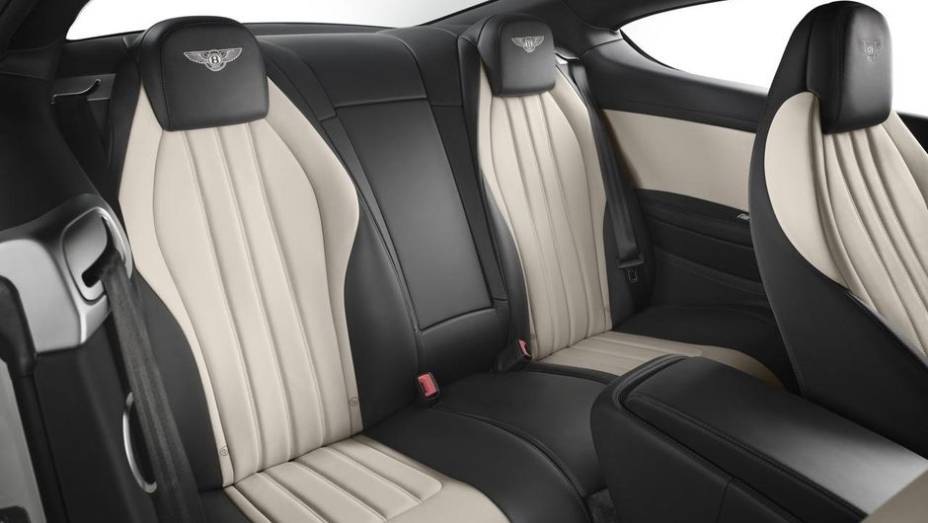 Outras características do Continental GT V8 S são a diminuição da altura em 1 cm, suspensão mais rígida, amortecedores atualizados, controle de estabilidade, etc | <a href="https://preprod.quatrorodas.abril.com.br/saloes/frankfurt/2013/bentley-continental-gt-v8-s-" rel="migration"></a>