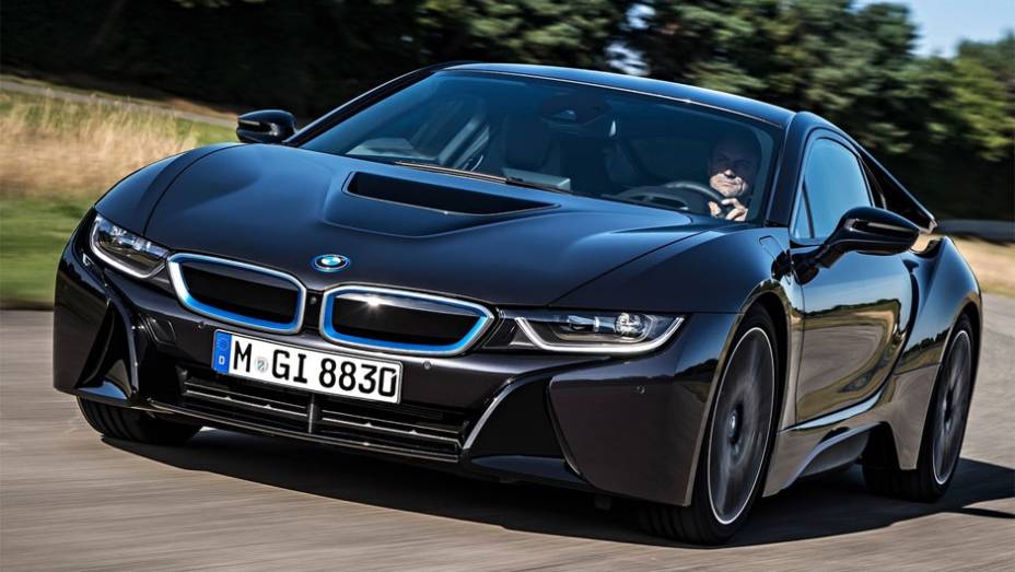 O esportivo chegará equipado com motor a combustão 1.5 turbo de três cilindros | <a href="https://preprod.quatrorodas.abril.com.br/saloes/frankfurt/2013/bmw-i8-752136.shtml" rel="migration">Leia mais</a>