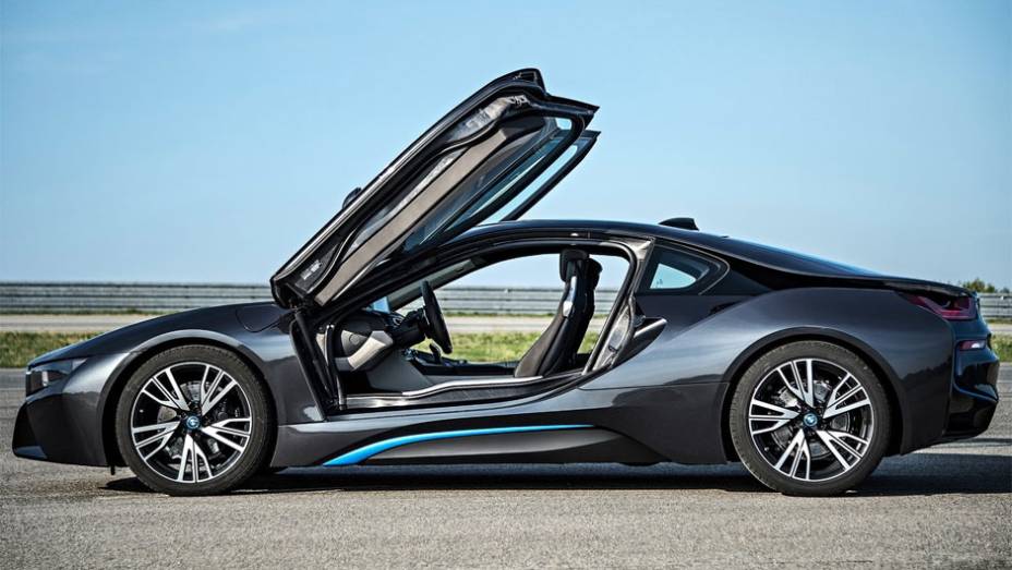 Assim, o i8 consegue acelerar de 0 a 100 km/h em 4,5 segundos | <a href="https://preprod.quatrorodas.abril.com.br/saloes/frankfurt/2013/bmw-i8-752136.shtml" rel="migration">Leia mais</a>