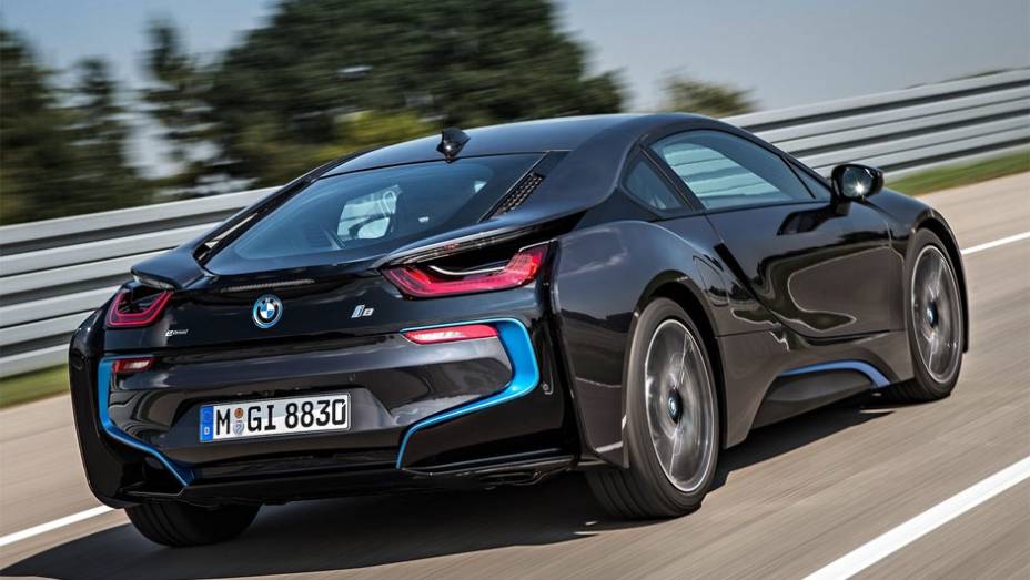 Quanto ao consumo, foi oficializado o valor m&eacute;dio de 40 km/l, com os n&iacute;veis de emiss&atilde;o de CO2 estimados em 59 g/km | <a href="https://preprod.quatrorodas.abril.com.br/saloes/frankfurt/2013/bmw-i8-752136.shtml" rel="migration">Leia mais</a>