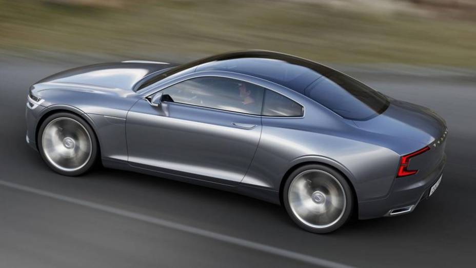 O design elegante se estende até a traseira, por sua vez inspirada no clássico P1800, um dos maiores clássicos da história da marca | <a href="https://preprod.quatrorodas.abril.com.br/saloes/frankfurt/2013/volvo-concept-coupe-751772.shtml" rel="migration">Leia mais</a>