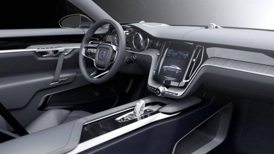 Por dentro, ele traz materiais de qualidade, incluindo couro, madeira e apliques de madeira laqueada | <a href="https://preprod.quatrorodas.abril.com.br/saloes/frankfurt/2013/volvo-concept-coupe-751772.shtml" rel="migration">Leia mais</a>