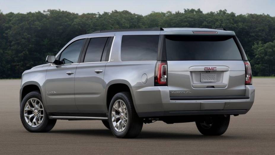 Pela GMC, um dos modelos apresentados é o Yukon XL | <a href="https://preprod.quatrorodas.abril.com.br/noticias/saloes/los-angeles-2013/eua-gm-lanca-linha-2015-suvs-753784.shtml" rel="migration">Leia mais</a> | <a href="https://preprod.quatrorodas.abril.com.br/galerias/saloes/los-angeles-" rel="migration"></a>