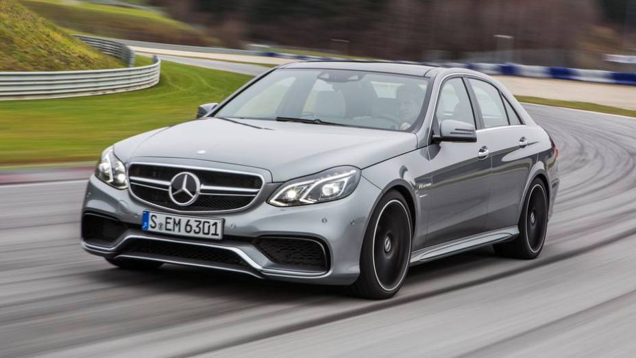 A Mercedes-Benz anunciou a chegada do E63 AMG 4MATIC ao mercado brasileiro | <a href="https://preprod.quatrorodas.abril.com.br/noticias/fabricantes/mercedes-traz-e63-amg-4matic-ao-brasil-754476.shtml" rel="migration">Leia mais</a>