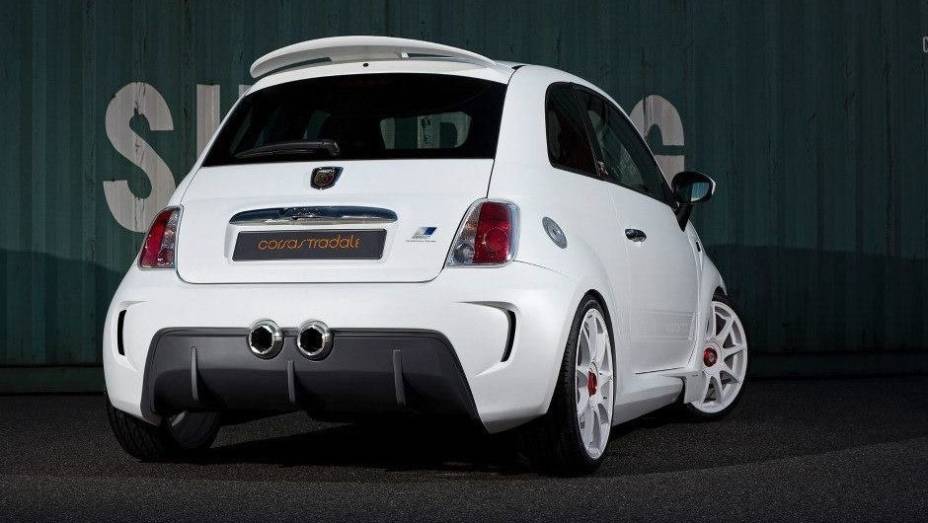 Basicamente todas as partes inseridas foram feitas em fibra de carbono, de modo a não aumentar tanto o peso final do carro | <a href="https://preprod.quatrorodas.abril.com.br/noticias/fabricantes/zender-revela-abarth-500-corsa-stradale-754764.shtml" rel="migration">Leia mais</a>