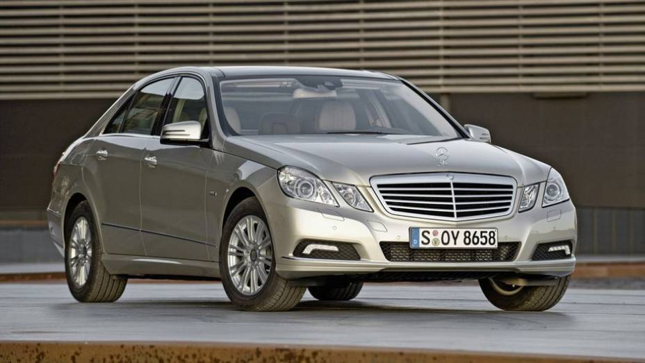 4. Mercedes-Benz Classe E - 381 | <a href="https://preprod.quatrorodas.abril.com.br/noticias/mercado/eua-marcas-luxo-mercedes-classe-c-mais-roubado-755257.shtml" rel="migration">Leia mais</a>