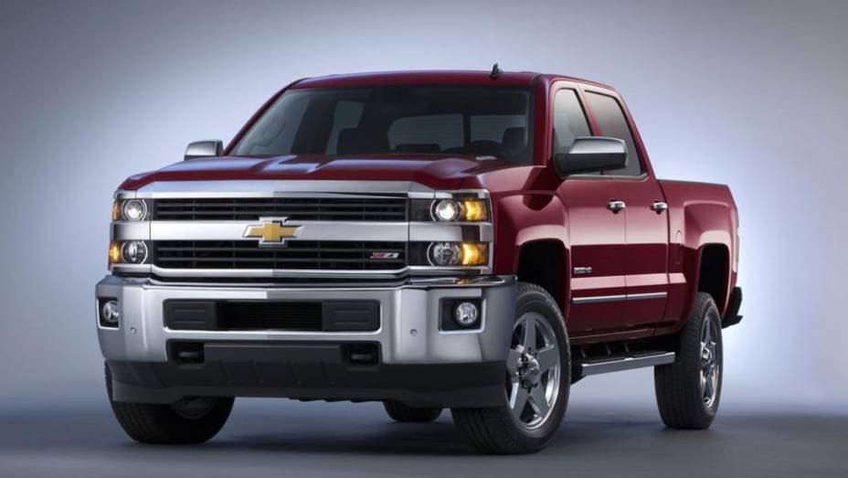 A General Motors revelou nesta quinta-feira as novas versões HD (de Heavy Duty, ou serviço pesado) para a Chevrolet Silverado e a GMC Sierra | <a href="https://preprod.quatrorodas.abril.com.br/noticias/fabricantes/gm-revela-novas-chevrolet-silverado-hd-gmc-sierra-" rel="migration"></a>