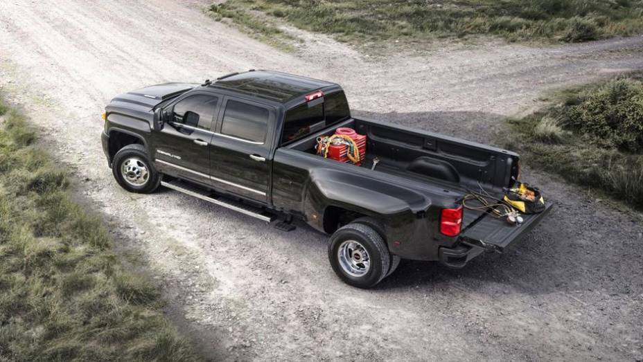 A outra é do bloco 6.6 V8 Duramax, a diesel, com 397 cv e 105,7 kgfm de torque | <a href="https://preprod.quatrorodas.abril.com.br/noticias/fabricantes/gm-revela-novas-chevrolet-silverado-hd-gmc-sierra-hd-755241.shtml" rel="migration">Leia mais</a>