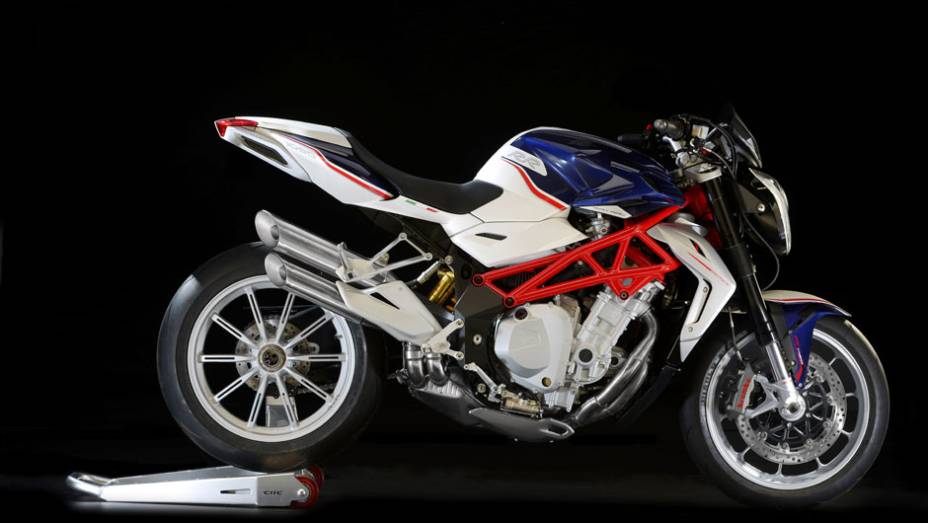 Motor 1078 cm³ de quatro cilindros | <a href="https://preprod.quatrorodas.abril.com.br/moto/noticias/mv-agusta-confirma-cinco-lancamentos-brasil-756002.shtml" rel="migration">Leia mais</a>