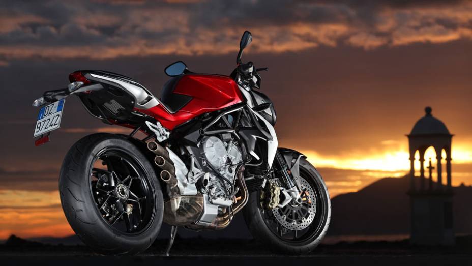 Motor 798 cm³ de três cilindros em linha com virabrequim contra rotativo | <a href="https://preprod.quatrorodas.abril.com.br/moto/noticias/mv-agusta-brutale-800-2014-chega-r-47-000-784936.shtml" rel="migration">Leia mais</a>