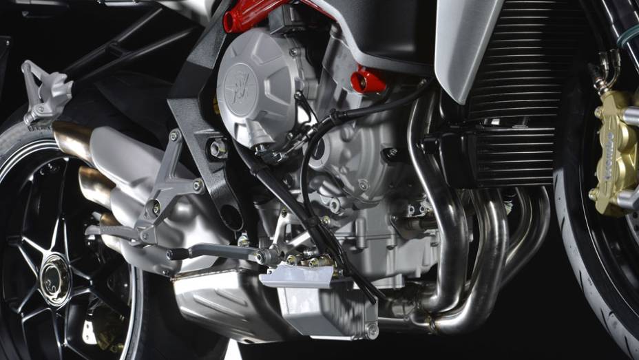 Velocidade máxima, segundo a fabricante: 245 km/h | <a href="https://preprod.quatrorodas.abril.com.br/moto/noticias/mv-agusta-brutale-800-2014-chega-r-47-000-784936.shtml" rel="migration">Leia mais</a>