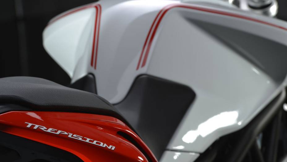 Estrutura modular com seção tubular de treliça de aço e chapas de alumínio, oferecendo uma elevada rigidez torsional | <a href="https://preprod.quatrorodas.abril.com.br/moto/noticias/mv-agusta-brutale-800-2014-chega-r-47-000-784936.shtml" rel="migration">Leia mais</a> Estrutura modular com seção tubular de treliça de aço e chapas de alumínio, oferecendo uma elevada rigidez torsional | <a href="https://preprod.quatrorodas.abril.com.br/moto/noticias/mv-agusta-brutale-800-2014-chega-r-47-000-784936.shtml" rel="migration">Leia mais</a>