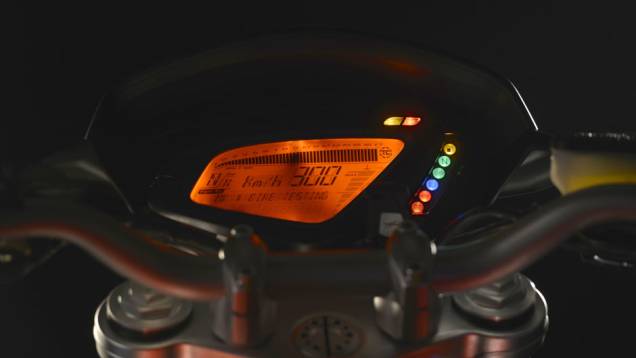 Braço oscilante único com amortecedor ajustável | <a href="https://preprod.quatrorodas.abril.com.br/moto/noticias/mv-agusta-brutale-800-2014-chega-r-47-000-784936.shtml" rel="migration">Leia mais</a> Braço oscilante único com amortecedor ajustável | <a href="https://preprod.quatrorodas.abril.com.br/moto/noticias/mv-agusta-brutale-800-2014-chega-r-47-000-784936.shtml" rel="migration">Leia mais</a>