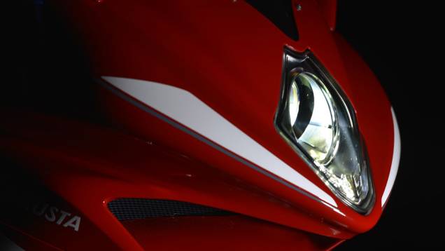 Controle de tração em 8 níveis com uso de sensores de velocidade de roda dianteiro e traseiro; sensor de inércia | <a href="https://preprod.quatrorodas.abril.com.br/moto/noticias/mv-agusta-confirma-cinco-lancamentos-brasil-756002.shtml" rel="migration">Leia mais</a> Controle de tração em 8 níveis com uso de sensores de velocidade de roda dianteiro e traseiro; sensor de inércia | <a href="https://preprod.quatrorodas.abril.com.br/moto/noticias/mv-agusta-confirma-cinco-lancamentos-brasil-756002.shtml" rel="migration">Leia mais</a>