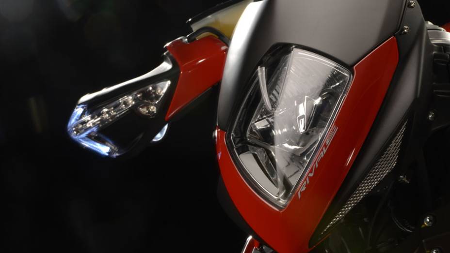 Detalhe do farol dianteiro | <a href="https://preprod.quatrorodas.abril.com.br/moto/noticias/mv-agusta-confirma-cinco-lancamentos-brasil-756002.shtml" rel="migration">Leia mais</a>