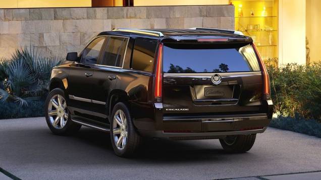 A motorização que equipa o modelo é 6.2 l V8 com injeção direta de combustível, gerando uma potência de 420 cv | <a href="https://preprod.quatrorodas.abril.com.br/noticias/fabricantes/cadillac-apresenta-nova-geracao-escalade-756397.shtml" rel="migration">Leia mais</a> A motorização que equipa o modelo é 6.2 l V8 com injeção direta de combustível, gerando uma potência de 420 cv | <a href="https://preprod.quatrorodas.abril.com.br/noticias/fabricantes/cadillac-apresenta-nova-geracao-escalade-756397.shtml" rel="migration">Leia mais</a>