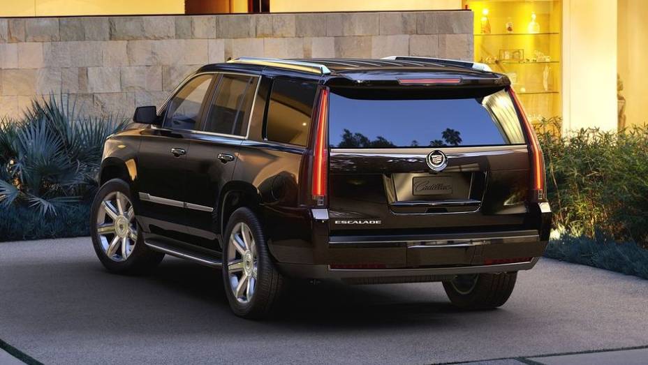 A motoriza&ccedil;&atilde;o que equipa o modelo &eacute; 6.2 l V8 com inje&ccedil;&atilde;o direta de combust&iacute;vel, gerando uma pot&ecirc;ncia de 420 cv | <a href="https://preprod.quatrorodas.abril.com.br/noticias/fabricantes/cadillac-apresenta-nova-geracao-escalade-756397.shtml" rel="migration">Leia mais</a>