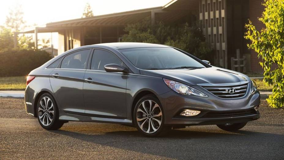 A atual geração do Hyundai Sonata chegou ao seu último ano de produção, com o lançamento do modelo 2014 do sedã nos Estados Unidos | <a href="https://preprod.quatrorodas.abril.com.br/noticias/fabricantes/hyundai-mostra-ultimo-facelift-atual-sonata-756422.shtml" rel="migration">Le</a>