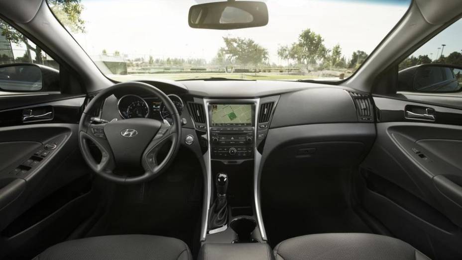Internamente, o modelo, que ganhar&aacute; uma nova gera&ccedil;&atilde;o em 2015, recebeu novos carpetes, que melhoram a propaga&ccedil;&atilde;o do som dentro do carro | <a href="https://preprod.quatrorodas.abril.com.br/noticias/fabricantes/hyundai-mostra-ultimo-facelift-atual-sonata-756422.shtml" rel="migration"></a>