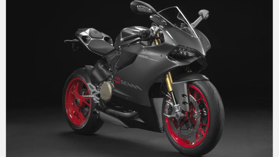 A Ducati surpreendeu no Salão Duas Rodas com o lançamento da 1199 Panigale S Senna | <a href="https://preprod.quatrorodas.abril.com.br/moto/noticias/ducati-revela-1199-panigale-s-senna-salao-duas-rodas-756467.shtml" rel="migration">Leia mais</a>