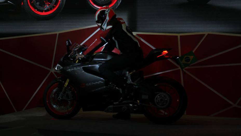 O momento em que a moto foi revelada no Salão Duas Rodas emocionou o público presente | <a href="https://preprod.quatrorodas.abril.com.br/moto/noticias/ducati-revela-1199-panigale-s-senna-salao-duas-rodas-756467.shtml" rel="migration">Leia mais</a>