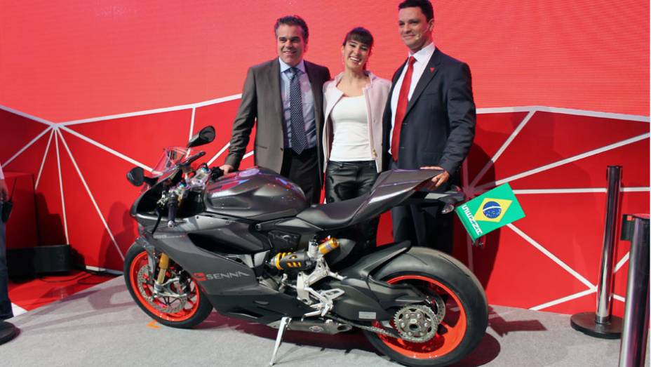 Roberto Righi, Paula Senna e Ricardo Susini apresentam a Ducati 1199 Panigale S Senna | <a href="https://preprod.quatrorodas.abril.com.br/moto/noticias/ducati-revela-1199-panigale-s-senna-salao-duas-rodas-756467.shtml" rel="migration">Leia mais</a>