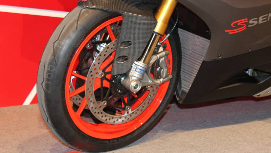 Detalhe da roda dianteira | <a href="https://preprod.quatrorodas.abril.com.br/moto/noticias/ducati-revela-1199-panigale-s-senna-salao-duas-rodas-756467.shtml" rel="migration">Leia mais</a>