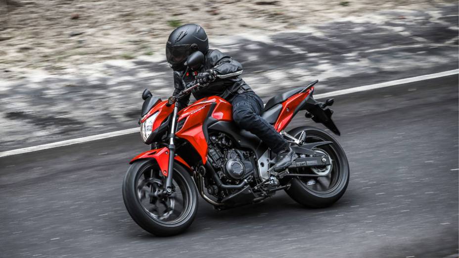 Modelo chegou às concessionárias neste mês de outubro | <a href="https://preprod.quatrorodas.abril.com.br/moto/noticias/honda-investe-modelos-500cc-756399.shtml" rel="migration">Leia mais</a>