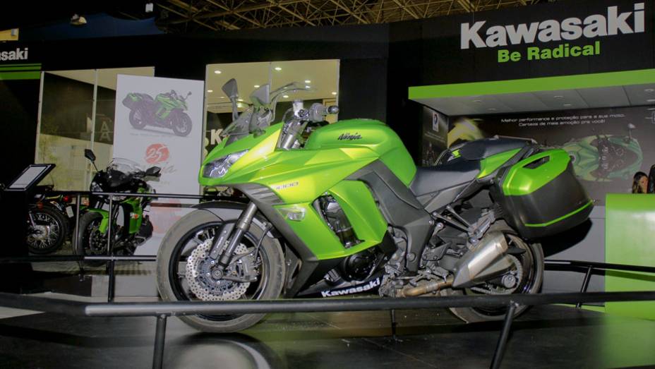 A Kawasaki Ninja 1000 Tourer ABS 2014 foi a principal atração do estande da Kawasaki no Salão Duas Rodas 2013 | <a href="https://preprod.quatrorodas.abril.com.br/moto/noticias/kawasaki-lanca-ninja-1000-tourer-abs-salao-duas-rodas-756465.shtml" rel="migration">Leia mais</a>