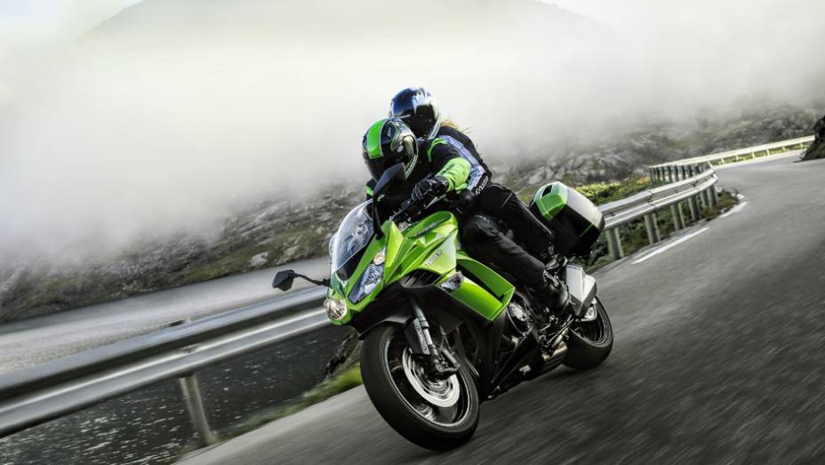 A sport-touring agora conta com controle de tração (três modos diferentes),dois modos de potência e malas laterais como itens de série | <a href="https://preprod.quatrorodas.abril.com.br/moto/noticias/kawasaki-lanca-ninja-1000-tourer-abs-salao-duas-rodas-756465.sh" rel="migration"></a>